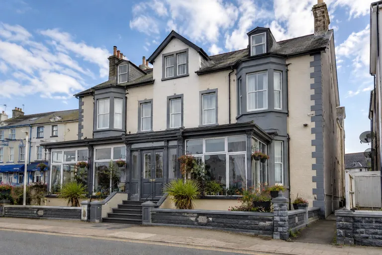 14 Bedroom Hotel for sale in Cardiff - photo 1 of 3